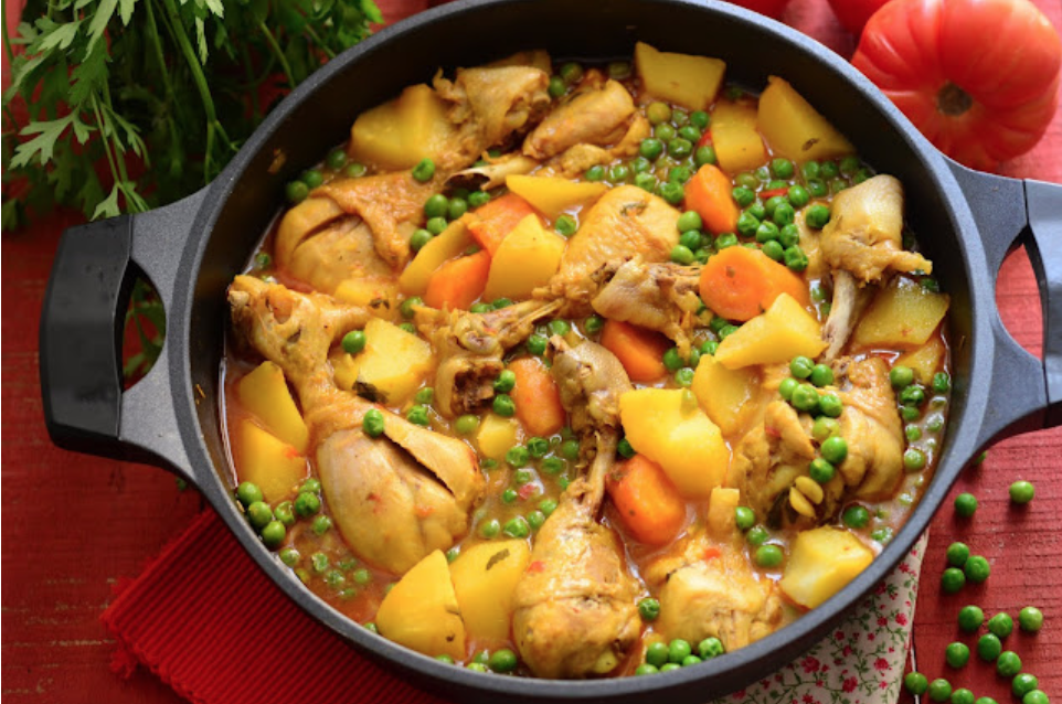 Ensalada de cogollos y pimiento rojo con guiso de pollo al azafrán.